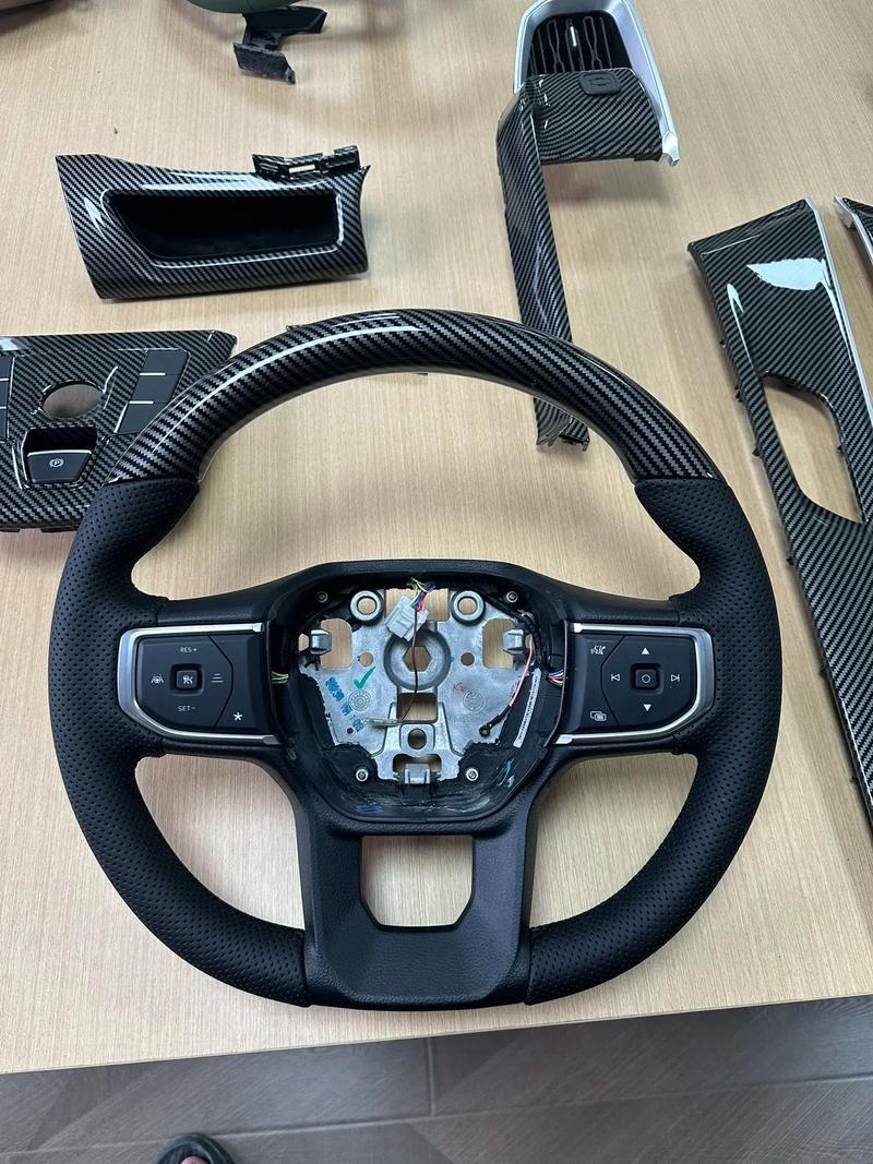 福特新全顺碳纤维水转印内饰件完工 汽车改装升级新风尚